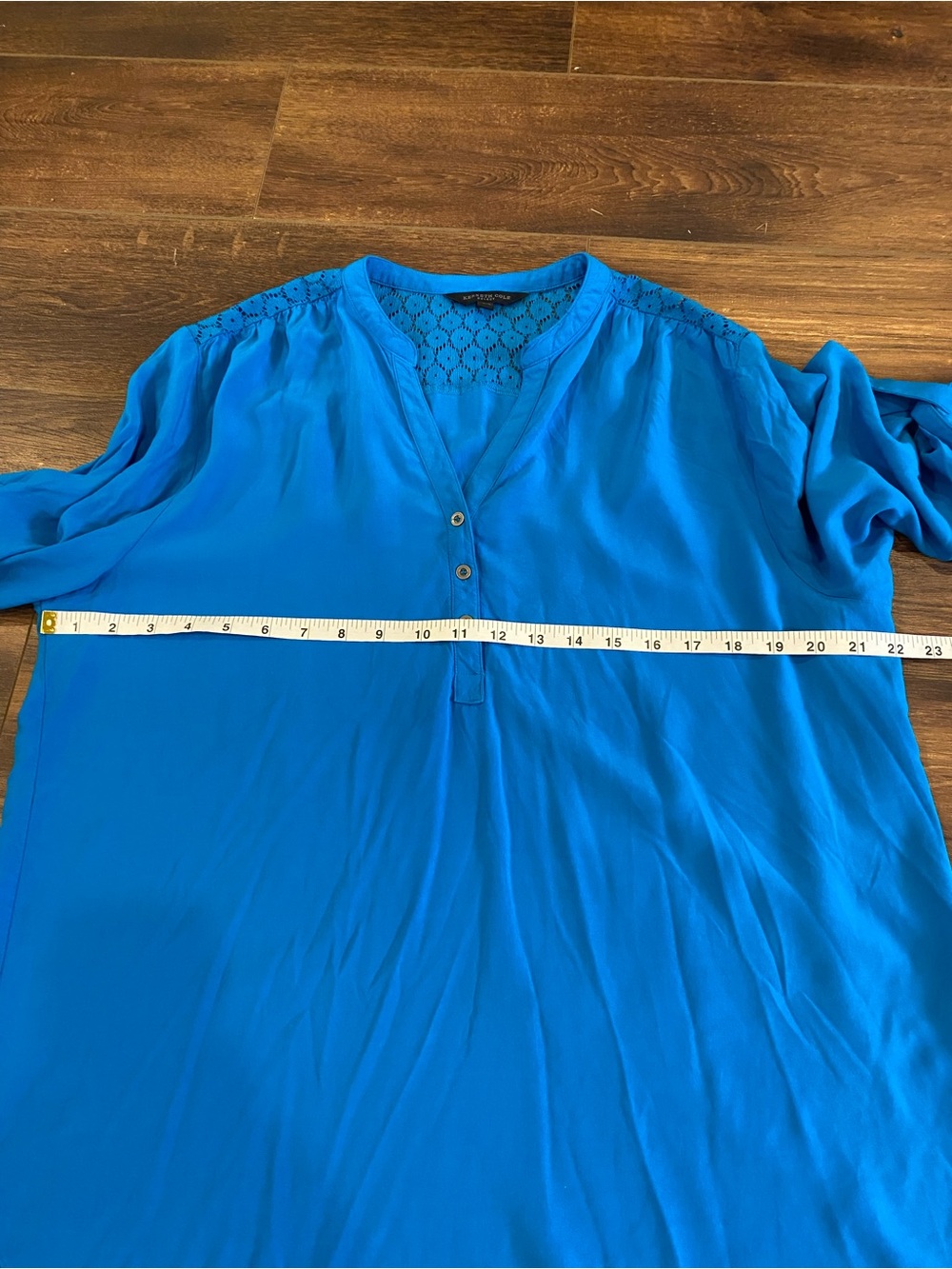 Kenneth Cole blouse size large blue lace button up top - Picture 9 of 10